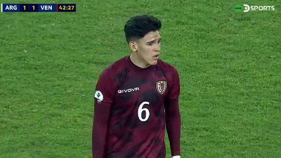 Jugador venezolano pegó con la pelota en la cabeza a argentino y se ganó la roja (Video: Dsports)