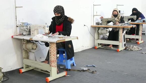 Afganistán: Nuevas generaciones de mujeres luchan por subsistir tras régimen Talibán