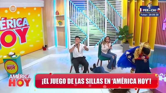 Janet Barboza cae en pleno programa y termina riendo