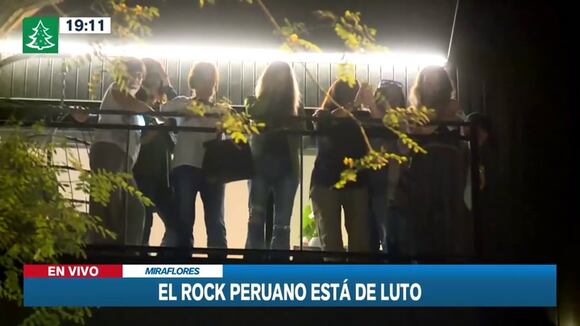 TROME - Patricio Suárez Vértiz arroja tulipanes blancos a fans de PSV que le rinden homenaje fuera de su depa