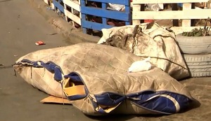 Hallan cadáver de hombre dentro de colchón en Jr. Cusco