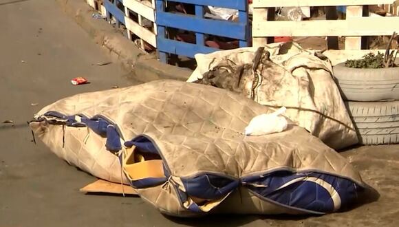Cercado de Lima: hallan cadáver de hombre dentro de colchón en medio de la calle