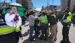Puno: Familiares de víctimas de protestas abuchean y gritan ‘asesino’ a premier Gustavo Adrianzén | VIDEO