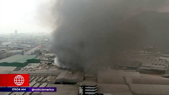 El Agustino: gran incendio consume fábrica textil