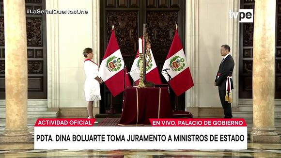 Dina Boluarte toma juramento a nuevos ministros