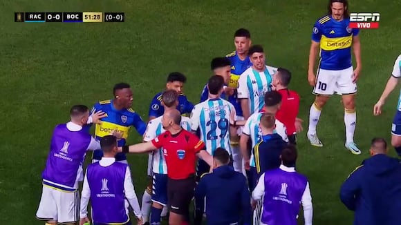 Luis Advíncula se llevó este regalo de por defender a Edinson Cavani (video ESPN)