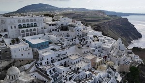Cientos de habitantes huyen de Santorini, en Grecia, ante actividad sísmica