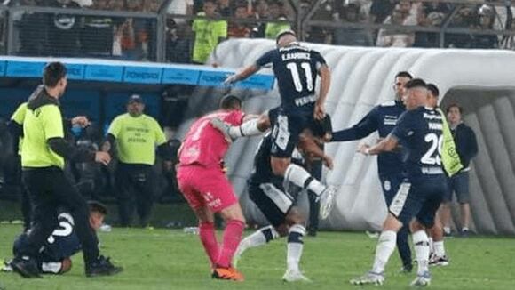 Agresión de José Carvallo a jugador de Gimnasia y Esgrima de La Plata. (Video: Twitter)