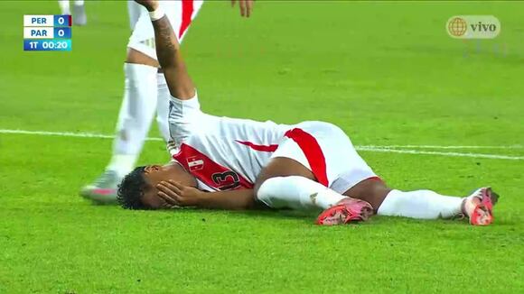Renato Tapia chocó con Renzo Garcés en el inicio de Perú vs. Paraguay. (Video: América TV)