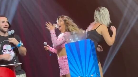 Carlos Vílchez besa a una de las hermanas Serpa