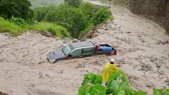 Piura: Rescatan con vida a profesores que a bordo de de camioneta fueron arrastrados por huaico, en Ayabaca.
