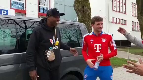 Luis Guadalupe tuvo encuetro con Thomas Müller en Alemania (Video: @cutoguadalupe16)