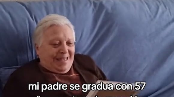 VIDEO VIRAL | La inolvidable reacción de una madre con Alzheimer al ver graduarse a su hijo de 57 años. (TikTok/@anna98529)