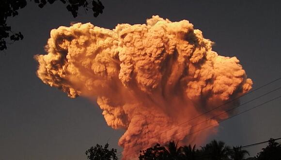 Alerta elevada en el este de Indonesia tras erupción del volcán Lewotobi Laki-Laki