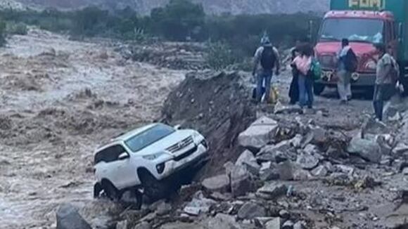 Áncash: Pobladores captan momento en que una moderna camioneta es arrastrada por huaico hasta el río Pativilca.