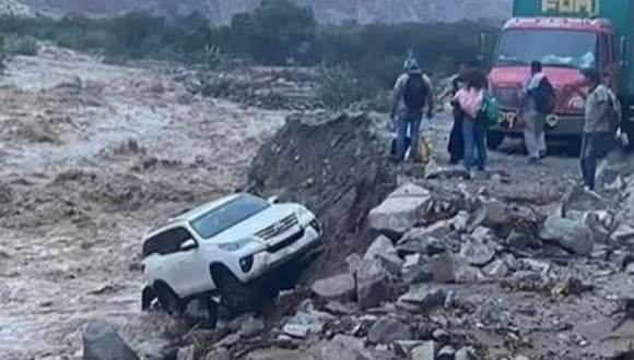 Áncash: Pobladores captan momento en que una moderna camioneta es arrastrada por huaico hasta el río Pativilca.