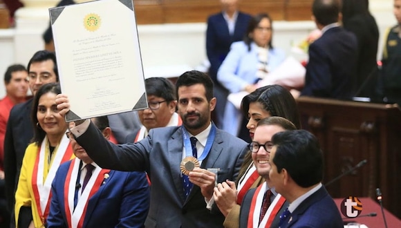 Stefano Peschiera recibe condecoración por parte del congreso