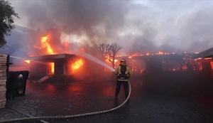 Crisis en Los Ángeles: 30 mil evacuados por incendio devastador