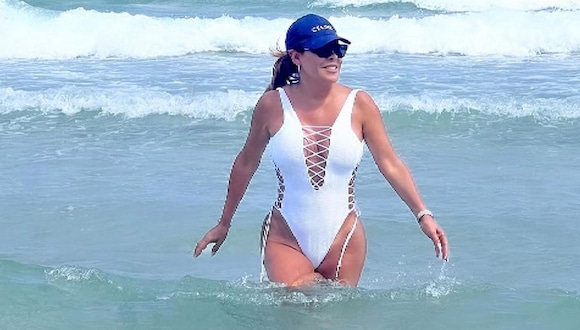 Magaly Medina lució sus curvas en playas de Miami.