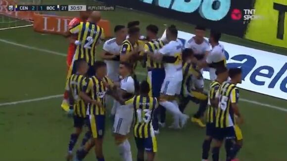 Advíncula mete puñete a rival pero se salvó de la roja