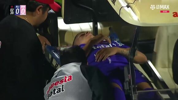 Kevin Quevedo salió en ambulancia tras duro golpe en el partido entre Alianza Lima y Sport Boys. (Video: L1 MAX)