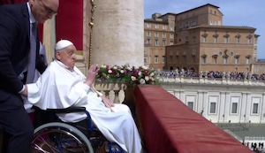 El Papa Francisco celebra la Pascua desde el balcón de San Pedro con una emotiva aparición