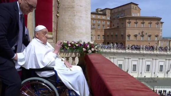 El papa desea a los fieles una "feliz Pascua" desde el balcón de la Basílica de San Pedro