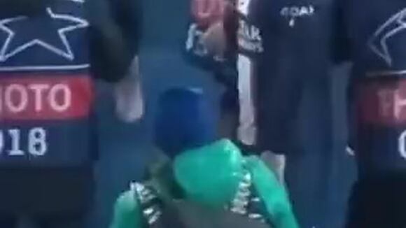 Sergio Ramos, a los golpes y empujones con fotógrafos tras derrota de PSG en Champions League.