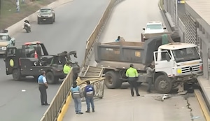 Camión impacta contra estación del Metropolitano en Independencia
