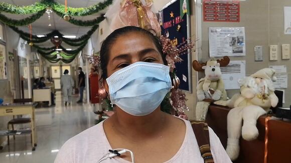 Julissa, madre de la pequeña Akira (10), agradeció a los médicos y enfermeras del INSN de Breña por salvar la vida de su pequeña hija. (Video INSN)