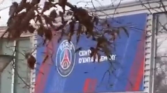 Kylian Mbappé realizó el gesto del ‘Dibu’ Martínez con trofeo