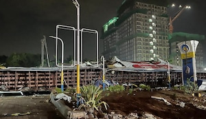 Cuatro muertos y 60 heridos tras la caída de una valla publicitaria en la India