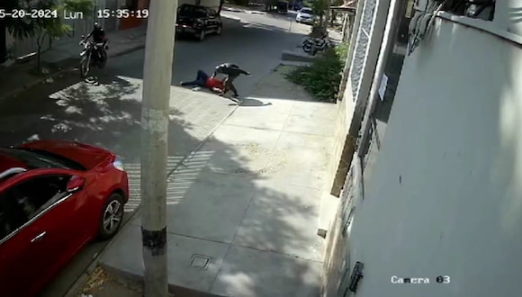 Piura: Universitaria es lanzada al suelo por ladrón que utilizó una llave de lucha libre para robarle su celular.