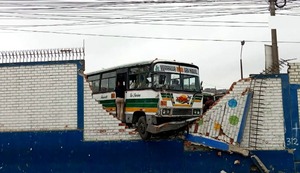 Bus de transporte público se despista y choca contra la pared de un colegio