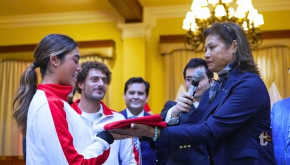 Delegación peruana recibe bandera de Comité Olímpico