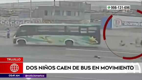 Trujillo: dos niños caen de bus en movimiento