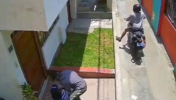 Trujillo: Sujetos en moto roba celular a indefensa mujer.