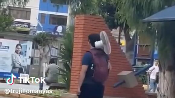 Trome | Joven carga un ventilador por el calor