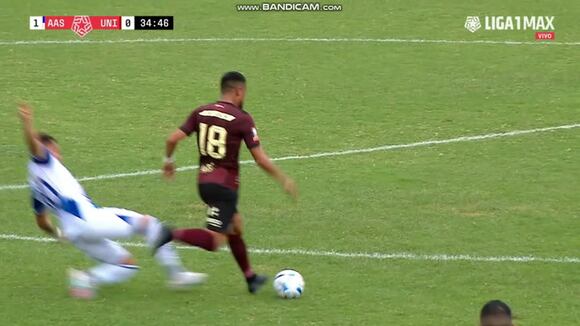 Criminal falta sobre Rodrigo Ureña y tarjeta roja para Aldair Perleche. (Video: Liga 1 MAX)