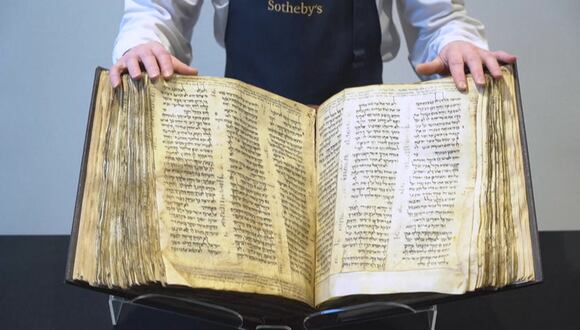 Antigua Biblia hebrea se vende por cifra récord de USD 38,1 millones