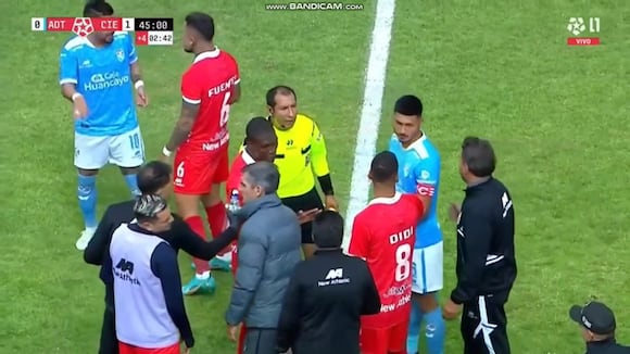 Desde el público lanzaron un plátano a Aldair Rodríguez en el ADT vs. Cienciano. (Video: Liga 1 MAX)