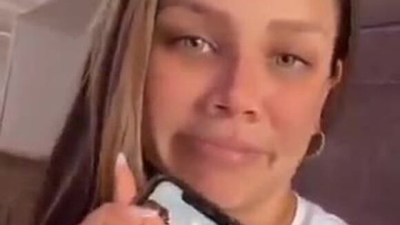 Andrea San Martín presume su nuevo iphone