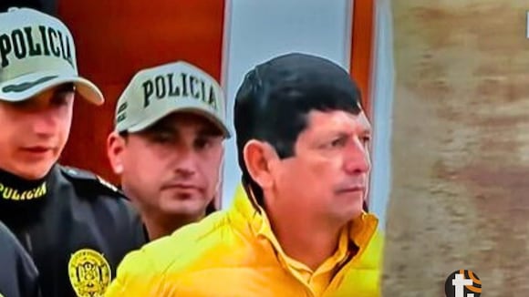 Agustín Lozano sale de su vivienda rumbo a la Prefectura y permanecerá arrestasdo por 15 días (Video: América)