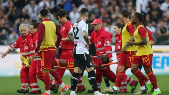 Evan Ndick se desvanece en Udinese vs. Roma. (Video: Movistar Plus)