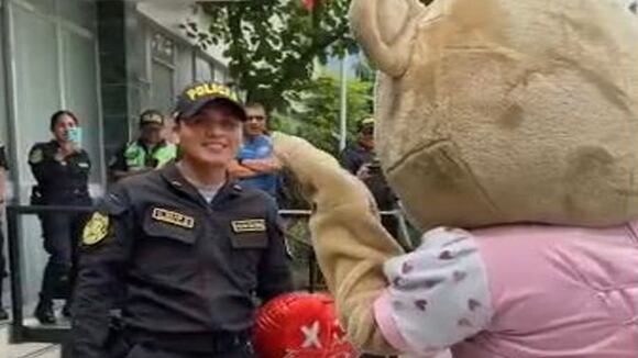 Miraflores: Suboficial de la comisaría de Miraflores recibió sorpresa de su novia por su cumpleaños y darle y expresarle su deseo de volver a verlo, pues está con orden de inamovilidad, debido a ola de protestas. (Video Tiktok)