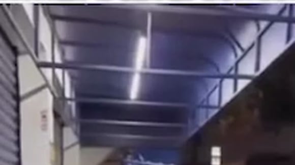 Trome | Mamá saca a su hijo a correazos de un bar