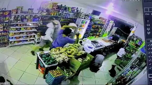 Ica: Cámaras de seguridad registran ingreso de asaltantes a minimarket.