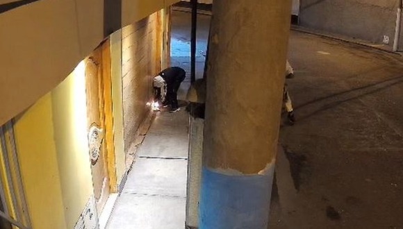 Trujillo: Mujer hace correr a grito a extorsionadores cuando ponían bomba en la puerta de su casa.