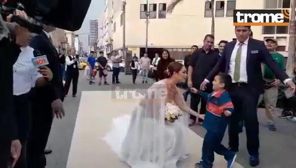 TROME | Un niño le dio un beso a Karen Schwarz antes de la boda