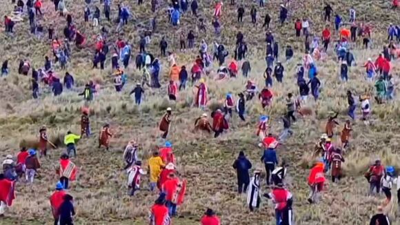 Un fallecido y una docena de heridos en sangriento ritual del Chiaraje en Cusco. Video: Juan Sequeiros